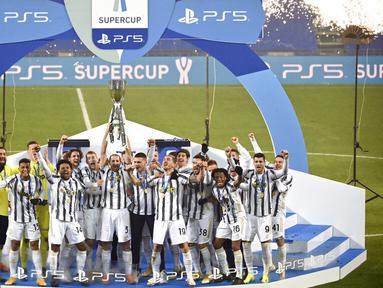 Para pemain Juventus melakukan selebrasi usai menjuarai Piala Super Italia di Stadion Mapei, Rabu (20/1/2021). Juventus menang dengan skor 2-0 atas Napoli. (Massimo Paolone/LaPresse via AP)