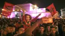 Seorang anak ikut berpesta merayakan keberhasilan negaranya lolos ke Piala Dunia 2018 di Rabat, Sabtu (11/11/2017). Maroko lolos setelah mengalahkan Pantai Gading 2-0 pada laga penentu. (AP/Mosa'ab Elshamy)