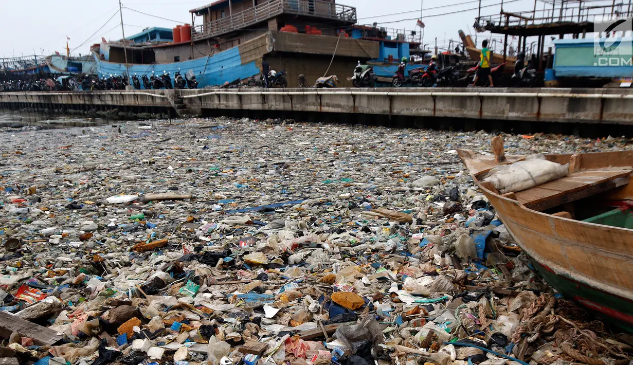Penampakan sampah yang menutupi pinggir laut kawasan Pelabuhan Muara Baru, Jakarta Utara, Senin (29/7/2019). Indonesia memiliki populasi pesisir sebesar 187,2 juta yang setiap tahunnya menghasilkan 3,22 juta ton sampah plastik yang tak terkelola dengan baik. (Liputan6.com/Johan Tallo)