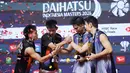 Pebulu tangkis ganda putra Indonesia, Nikolaus Joaquin (kiri) dan Raymond Indra (tengah kanan) bersalaman dengan pasangan Malaysia, Goh Sze Fei/Nur Izzuddin dalam laga final Indonesia Masters 2026 di Istora, Senayan, Jakarta, Minggu (25/01/2026). (Bola.com/Bagaskara Lazuardi)