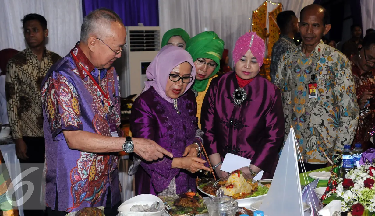 Istri Wakil Presiden RI, Mufidah Jusuf Kalla (kedua kiri) melihat lihat kuliner saat menghadiri Lomba Kuliner Daerah dan Desain Busana Nusantara di Kementerian Agraria dan Tata Ruang/Kepala BPN Jakarta, Senin (18/4/2016). (Liputan6.com/Helmi Fithriansyah)