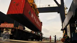 Aktivitas bongkar muat terminal peti kemas NPH di Tanjung Priok, Jakarta, Selasa (7/2). Selain mengoperasikan terminal peti kemas, terminal ini dapat mensupplay peralatan pelabuhan dan jasa perawatan alat pelabuhan. (Liputan6.com/Angga Yuniar)