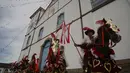 Sejumlah peserta mengenakan kostum menunggang kuda yang dihias saat mengikuti festival "Cavalhadas" di Pirenopolis, Brasil (20/5). Festival ini diselenggarakan untuk memperingati kemenangan kesatria Kristen Iberia atas bangsa Moor. (AP Photo/Eraldo Peres)