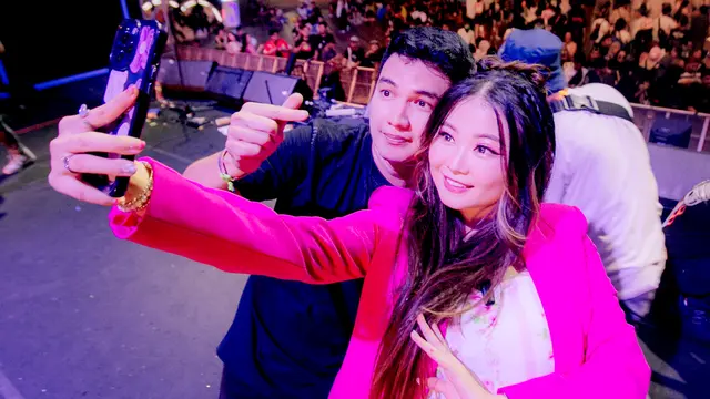 Aldi Taher ajak perempuan bernyanyi bersama di atas panggung