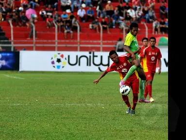 Persebaya Surabaya unggul 1-0 atas Semen Padang di laga pembuka SCM Cup 2015 yang dihelat di Stadion Haji Agus Salim, Padang, Sumbar, Sabtu (17/1/2015). (Liputan6.com/Johan Tallo)