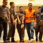 Petugas Kejati Riau menggiring terduga polisi terima suap dari bandar narkoba untuk dibawa ke Rutan Mapolda Riau. (Liputan6.com/M Syukur)