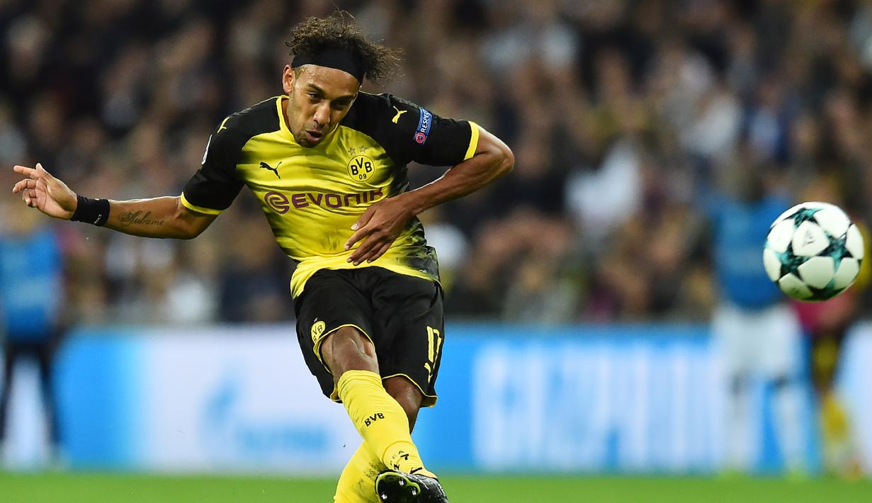 3. Aubameyang - Mantan bomber AC Milan ini diboyong dari Saint Ettiene usai Lewandowski memutuskan hengkang ke Bayern Munchen. Namun bersama Kloop, Auba tampil brilian dan menjadi penyerang andalan Dortmund. (AFP/Glyn Kirk)