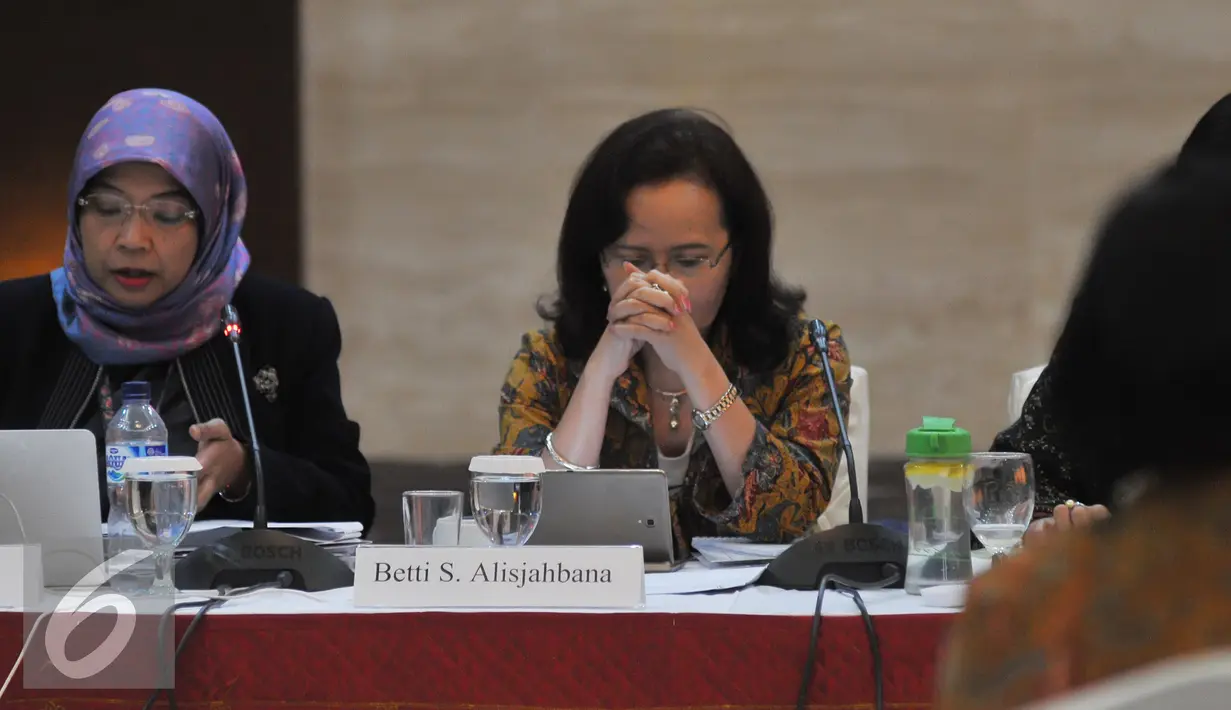 Anggota Pansel KPK, Betti S. Alisjahbana  saat mewawancarai calon pimpinan KPK di Gedung Sekretariat Negara, Jakarta, Senin (24/8/2015). Pansel KPK menggelar seleksi wawancara tahap akhir terhadap 19 calon pimpinan KPK. (Liputan6.com/Herman Zakharia) 