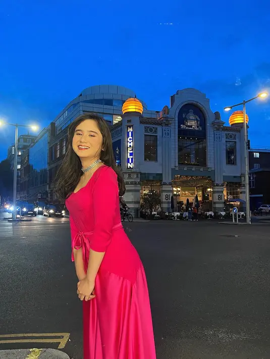 Disempurnakan dengan polesan makeup hasil tangan sendiri. Sementara rambutnya dibiarkan tergerai begitu saja. Namun, pesonanya bak siap menghadiri gala besar. [Instagram/tissabiani]