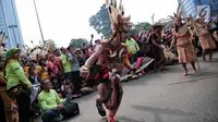 Atraksi budaya dayak meramaikan Car Free Day (CFD) di kawasan Sudirman, Jakarta, Minggu (29/10). Kegiatan dengan nama Gelar Pesona Budaya Tabalong itu digelar untuk menunjukkan karya seni tradisional Tabalong. (Liputan6.com/Faizal Fanani)