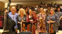 Lima personel Melbourne Symphony Orchestra bersama para peserta masterclass asal Indonesia yang mereka ajar. (ABC/Nurina Savitri)