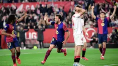 Bek Barcelona, Eric Garcia (kedua kiri) merayakan dengan golnya bersama Jules Kounde pada laga pekan ke-23 Liga Spanyol 2024/2025 melawan Sevilla FC di Stadion Ramon Sanchez Pizjuan, pada 9 Februari 2025 waktu setempat atau Senin (10/02/2025) dini hari WIB. (CRISTINA QUICLER/AFP)