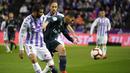 Aksi gelandang Real Madrid, Daniel Ceballos pada laga lanjutan La Liga yang berlangsung di Stadion Nuevo Jose Zorrilla, Valladolid, Senin (11/3). Real Madrid menang 4-1 atas Valladolid. (AFP/Cesar Manso)