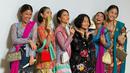 Mereka berlima tampil memakai kebaya sebagai bentuk kampanye 'Kebaya Goes To UNESCO'. Dalam pemotretan tersebut, para wanita yang menyebut kelompoknya sebagai geng pencinta budaya ini tertawa lepas dan tak jaim dalam bergaya. (Liputan6.com/IG/@raniaayamin)