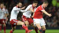 Gelandang Manchester United, Bastian Schweinsteiger (kanan), mencoba melewati dua pemain Sheffield United pada laga Piala FA putaran ketiga di Old Trafford, Manchester, Sabtu (9/1/2016). (AFP/Oli Scarff)