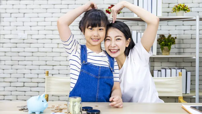 Tips Mengelola Uang THR Anak Biar Nggak Jadi 'Investasi Bodong'