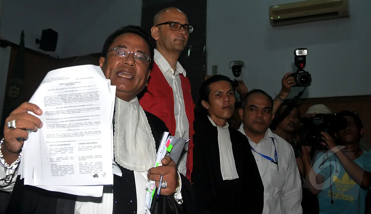 Hotman Paris Hutapea, penasihat hukum guru Jakarta International School (JIS), Neil Bantleman kecewa berat dengan putusan hukuman terhadap kliennya, Pengadilan Negeri Jakarta Selatan, Kamis (2/4/2015).(Liputan6.com/Johan Tallo)