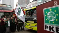 Ketua DPP PKB Syaifullah Maksum (ketiga dari kiri) bersama Anggota Dewan Syuro PKB Kh Abdul Ghofur melepas peserta Mudik Bareng PKB 2017 di Jakarta, Kamis (22/6). (Liputan6.com/Faizal Fanani)