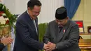 Presiden Prabowo Subianto bersama Perdana Menteri (PM) Thailand Anutin Charnvirakul  saling berjabat tangan usai menggelar keterangan pers saat kunjungan kenegaraan di Istana Merdeka, Jakarta, Senin (3/8/2026). (AP Photo/Tatan Syuflana)