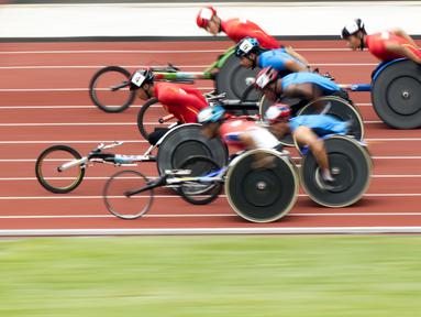 Atlet Thailand mendominasi cabang para atletik nomor 1500 meter putra klasifikasi T53/54 pada Asian Para Games 2018, di Stadion Utama Gelora Bung Karno Jakarta, Kamis(11/10/2018).  (Bola.com/Peksi Cahyo)