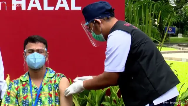 Raffi Ahmad menerima vaksin Covid-19 dosis kedua. (tangkapan layar YouTube/ Sekretariat Presiden)