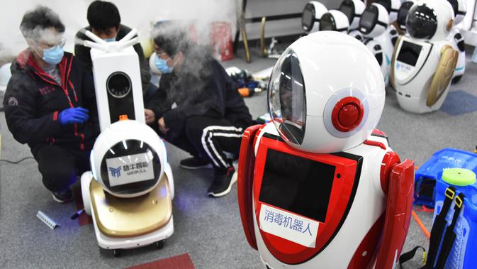Teknisi menyetel robot desinfeksi generasi kedua di perusahaan teknologi di Qingdao, China, 11 Februari 2020. Qingdao mengimbau perusahaan teknologi untuk meneliti, mengembangkan dan memperlengkapi robot desinfeksi yang dapat menggantikan tenaga manusia dalam operasi desinfeksi. (Xinhua/Li Ziheng)
