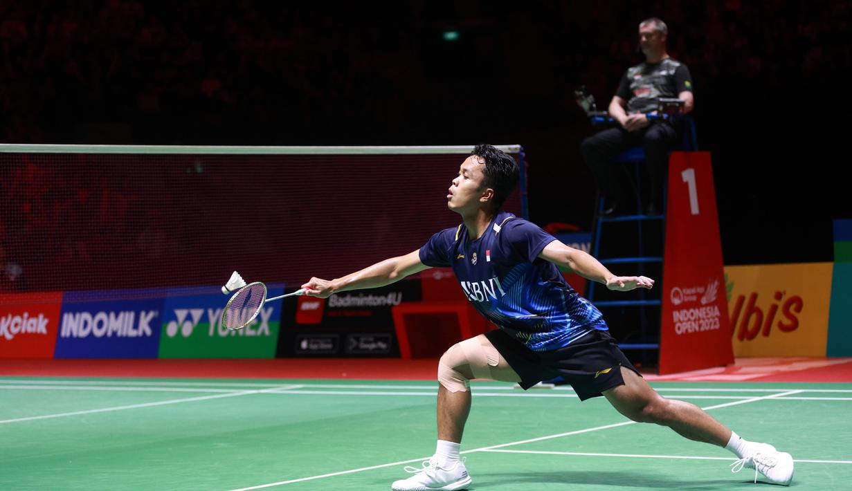 Tunggal putra Indonesia, Anthony Sinisuka Ginting, saat bertanding melawan wakil China, Li Shi Feng, dalam pertandingan semifinal Indonesia Open 2023 yang berlangsung di Istora Senayan, Sabtu (17/6/2023). (Bola.com/M Iqbal Ichsan)
