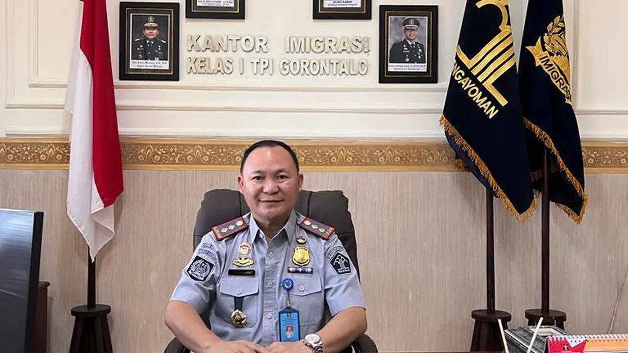 Kepala Kantor Imigrasi Kelas I TPI Gorontalo, Joni Rumagit