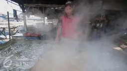 Pekerja membuat ikan asin di Muara Angke, Jakarta, (4/12). Kementerian Perindustrian menyatakan mayoritas industri pengolahan ikan dengan izin usaha kesulitan mendapat bahan baku sehingga utilitas pabrik rata-rata tersisa 40%. (Liputan6.com/Angga Yuniar)