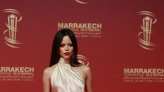 Gaya Jenna Ortega Pamer Punggung di Festival Film Marrakesh 2025, Hitam versus Putih
