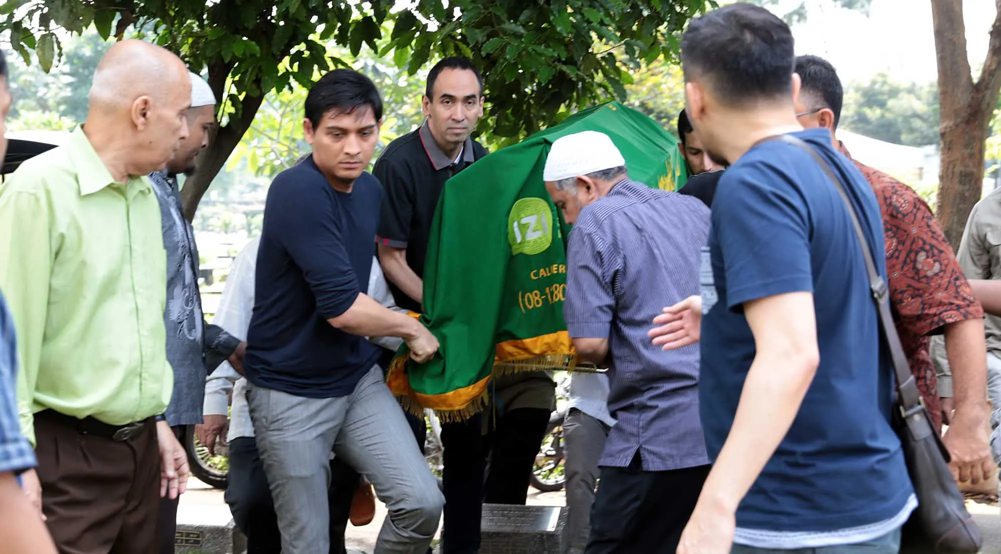 Suasana pemakaman ibunda Lucky Hakim. (Deki Prayoga/Bintang.com)