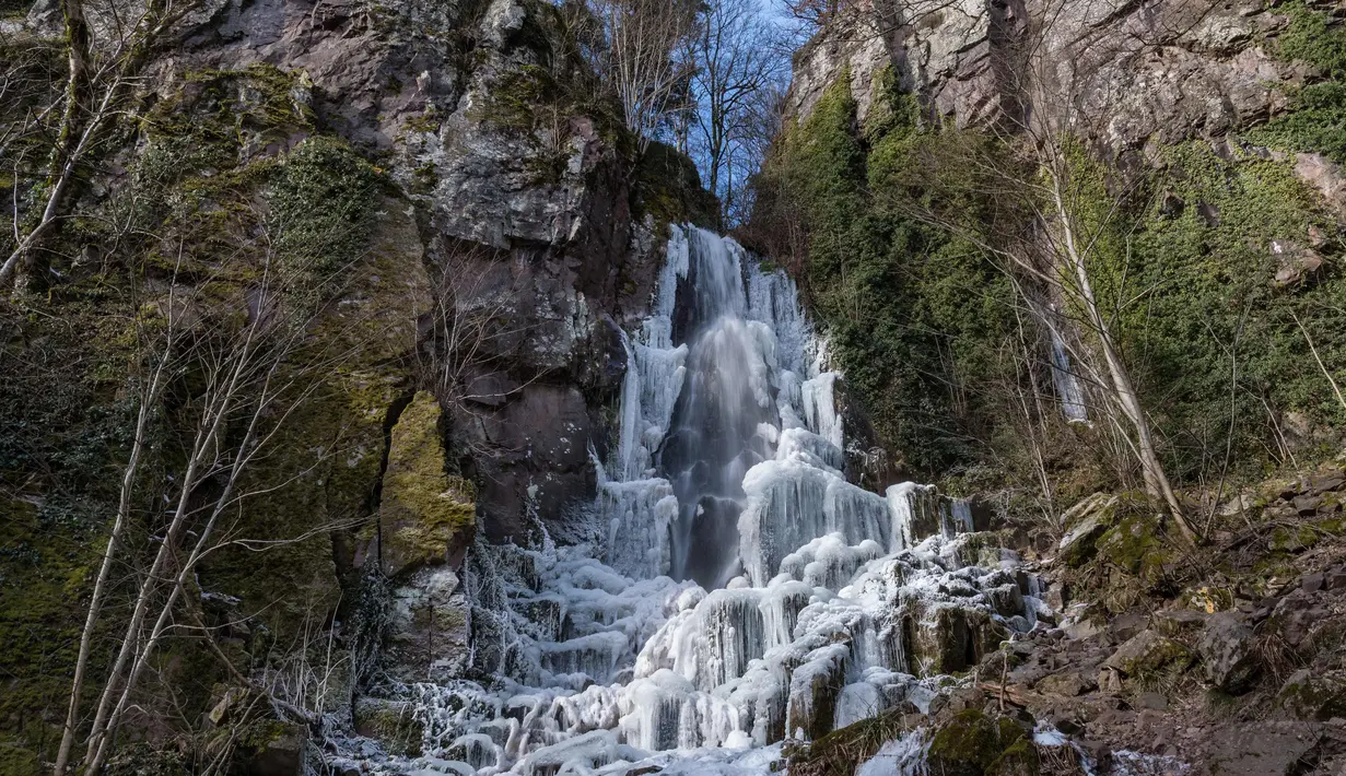 Suasana air terjun  Nideck yang membeku di Oberhaslach, Prancis timur (27/2). Cuaca dingin di Siberia yang dijuluki "The Beast from the East" membuat suhu di sebagian Eropa menurun. (AFP Photo/Patrick Hertzog)