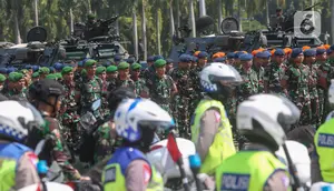 Anggota TNI menaiki kendaraan lapis baja saat mengikuti apel Operasi Lilin di Lapangan Silang Monas, Jakarta Pusat, Kamis (21/12/2023). (merdeka.com/Arie Basuki)