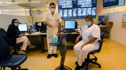 Para medis Israel menguji sebuah robot Temi di Sheba Medical Center dekat Tel Aviv, Israel, (12/5/2020). Robot Temi ini yang dikembangkan oleh sebuah perusahaan Israel. (Xinhua/Gil Cohen Magen)