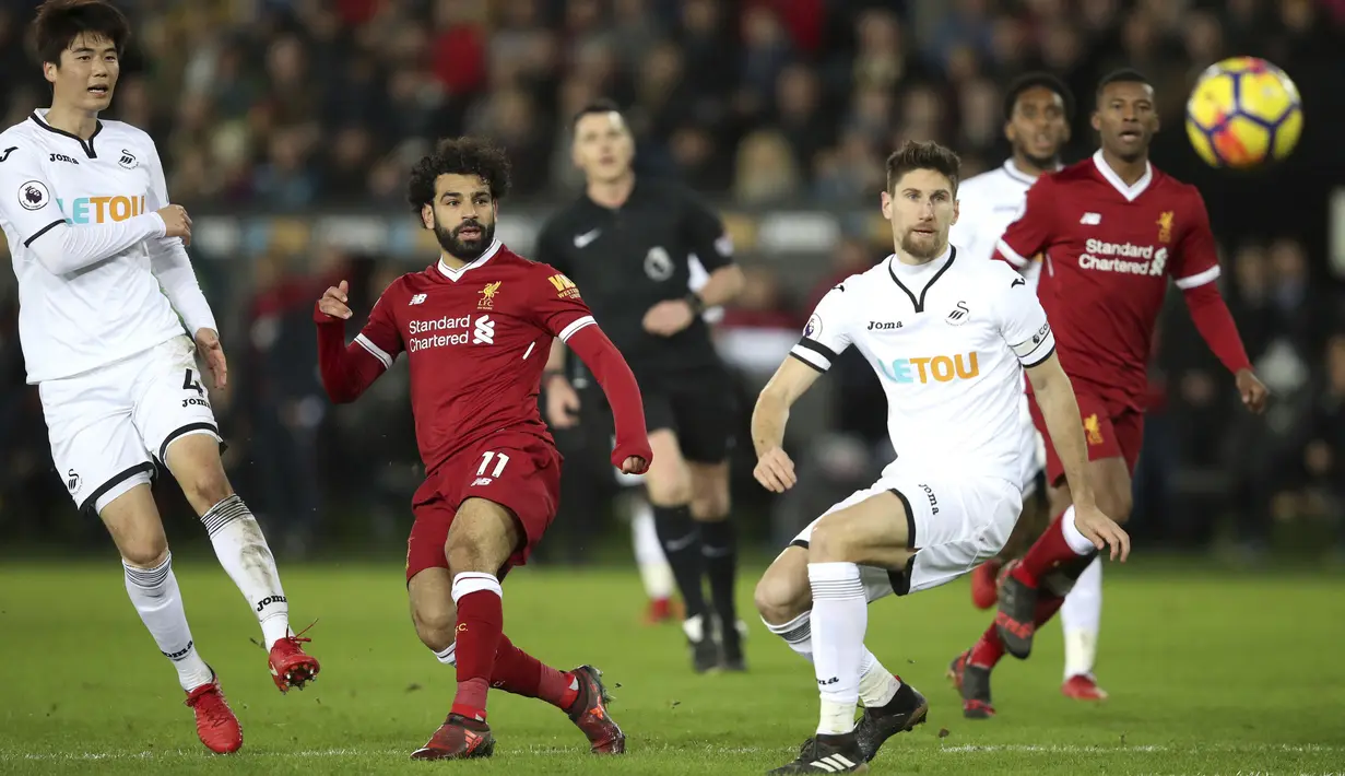 Aksi pemain Liverpool, Mohamed Salah melakukan tembakan ke gawang Swansea City pada lanjutan Premier League di Liberty Stadium, Swansea, (22/1/2018). Liverpool kalaj dari Swansea 0-1. (Nick Potts/PA via AP)