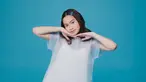 Putri kedua Abimana Aryasatya ini kian mencuri perhatian saja sebagai penyanyi pendatang baru. Tak hanya lagu, gaya penampilan Satine Zaneta pun sangat diperhatikan. Saat Satine memakai outfit putih, ia terlihat sangat anggun. (Liputan6.com/IG/@satinezaneta)