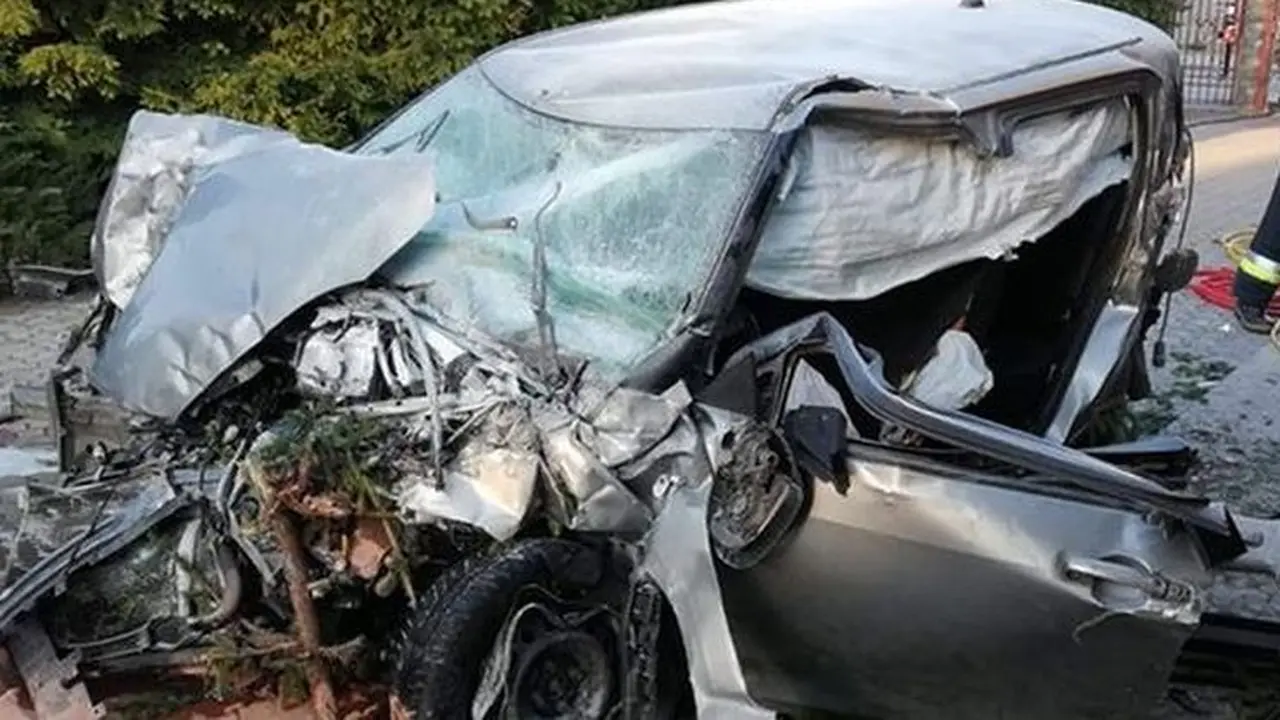 Suzuki Swift Terbang Setelah Ngebut dan Tabrak Pembatas (Ist)