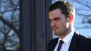 Mantan pemain Sunderland, Adam Johnson saat tiba di Bradford Crown Court, Inggris, (23/2). Mantan pemain Manchester City ini dipecat oleh timnya atas tuduhan pelecehan seksual terhadap anak di bawah umur. (REUTERS / Andrew Yates)