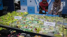 Petugas BNN merapikan barang bukti narkoba saat akan dimusnahkan di Kantor BNN, Jakarta, Jumat (10/5/2019). BNN memusnahkan sebanyak 169,68 kilogram sabu. (Liputan6.com/Faizal Fanani)