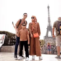 Keliling Eropa bersama Dude Harlino dan kedua anaknya, beberapa gaya hijab kasual Alyssa Soebandono berikut ini bisa jadi inspirasi. (Instagram/ichasoebandono/dude2harlino).