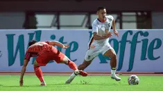 Pemain Ratchaburi FC, Faiq Jefri Bolkiah (kanan), berhasil melewati hadangan pemain Persija Jakarta, Rio Fahmi dalam pertandingan uji coba yang berlangsung di stadion Patriot Candrabhaga, Bekasi, Minggu (25/6/2023). (Bola.com/M Iqbal Ichsan)
