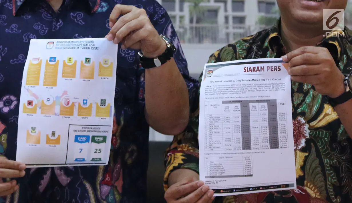Ketua KPU RI, Arief Budiman (kanan) bersama Ilham Saputra menunjukkan rilis 32 Caleg Berstatus Mantan Terpidana Korupsi, Jakarta, Selasa (19/2). Sebelumnya (30/1), KPU merilis 49 Caleg Berstatus Mantan Terpidana Korupsi. (Liputan6.com/Helmi Fithriansyah)