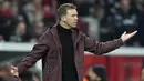 Pelatih Bayern Munchen Julian Nagelsmann bereaksi selama pertandingan Bundesliga Jerman terakhirnya melawan Bayer Leverkusen di Leverkusen, Jerman, Minggu, 19 Maret 2023.  Julian Nagelsmann dikabarkan kehilangan pekerjaannya setelah dipecat oleh Bayern Munchen pada Jumat (24/3/2023). (AP Photo/Martin Meissner, File)