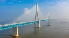 Foto dari udara menunjukkan pemandangan jembatan yang menghubungkan Nantong dan Zhangjiagang di Provinsi Jiangsu, China, Selasa (30/6/2020). Jembatan jalan raya dan kereta api kabel pancang tersebut dibuka untuk lalu lintas pada 1 Juli. (Xinhua/Li Bo)