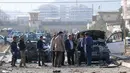 Personel keamanan dan penyelidik berkumpul di lokasi serangan bom mobil di Kabul, Afghanistan (13/11/2019). Setidaknya tujuh orang tewas dan tujuh lainnya luka-luka ketika sebuah bom mobil meledak pada jam sibuk pagi hari Kabul pada 13 November. (AFP/STR)