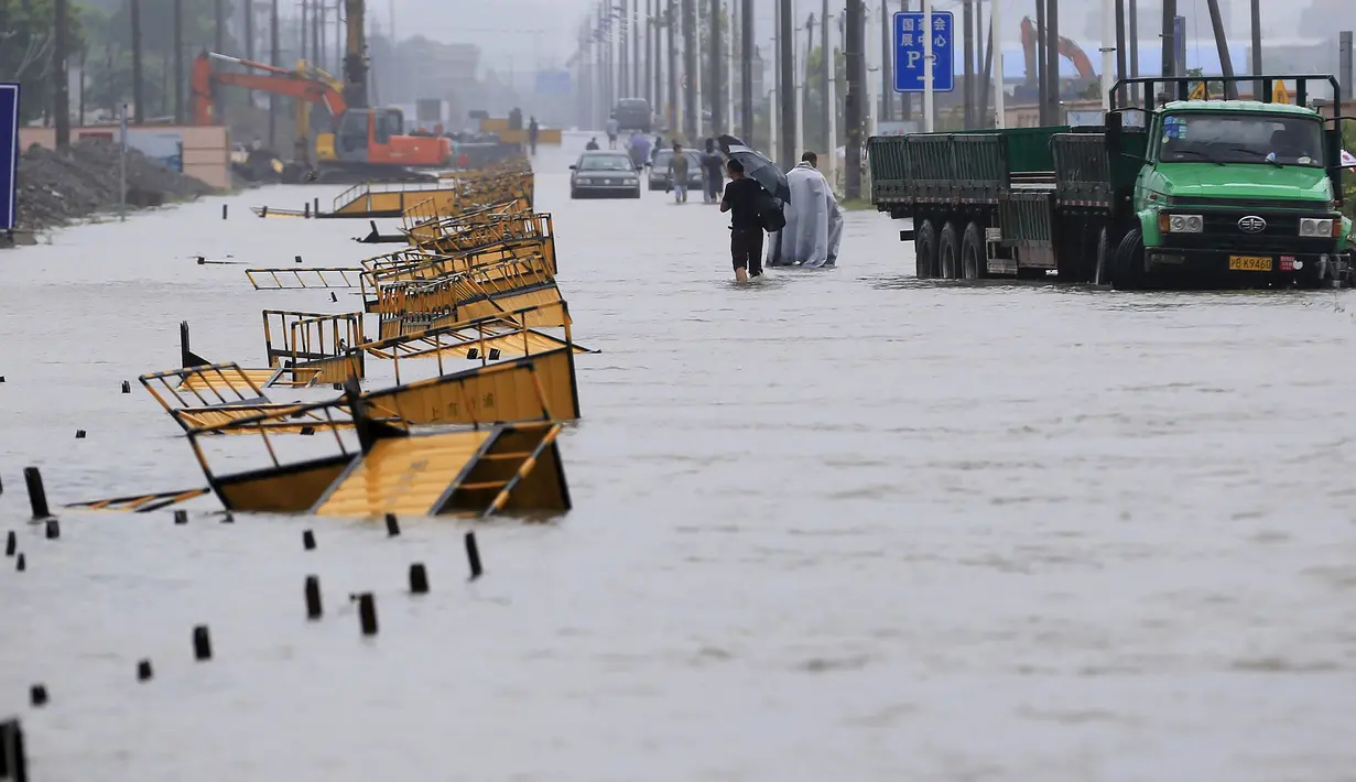 Jalan di Shanghai tergenang banjir akibat hujan deras yang menimpa kawasan tersebut, Tiongkok, Senin (24/8/2015). (Reuters/Aly Lagu)