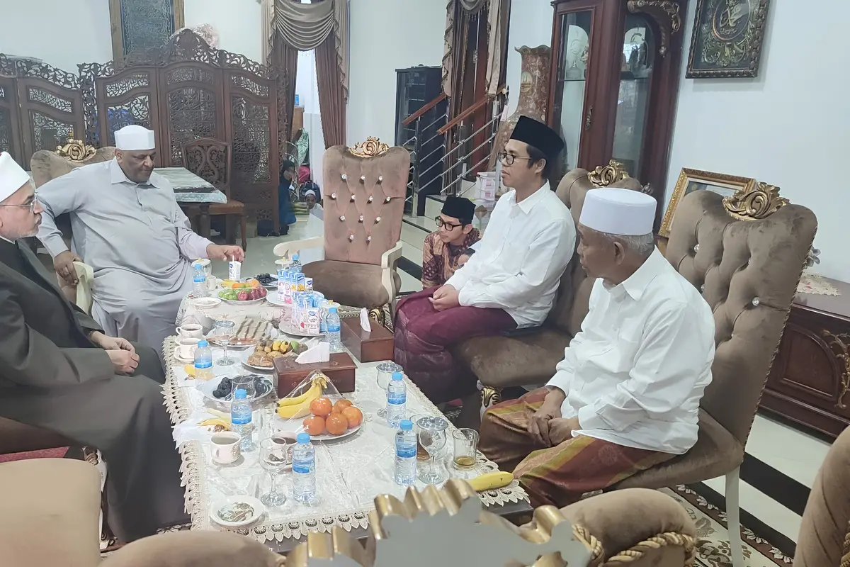 Pengasuh PP Amanatul Ummah KH Asep Saifuddin Chalim bertemu Rektor Universitas Al-Azhar Mesir di Pacet, Mojokerto