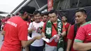 Petugas memeriksa tiket dari suporter Timnas Indonesia saat berada di Stadion Nasional, Singapura, Jumat (9/11). Indonesia akan melawan Singapura pada laga Piala AFF 2018. (Bola.com/M. Iqbal Ichsan)