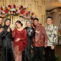 Kabar bahagia datang dari Yusuf Averroes Sungkar adik artis Shireen dan Zaskia Sungkar. Ia baru saja melamar sang kekasih Tasya. Kabar baik itu dibagikan melalui akun instagramnya dan juga dua kakaknya, Shireen dan Zaskia Sungkar. [Instagram/shireensungkar]