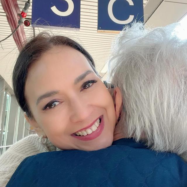 6 Potret Perpisahan Ira Wibowo dan Ibunda di Jerman, Momen Liburan Telah Usai